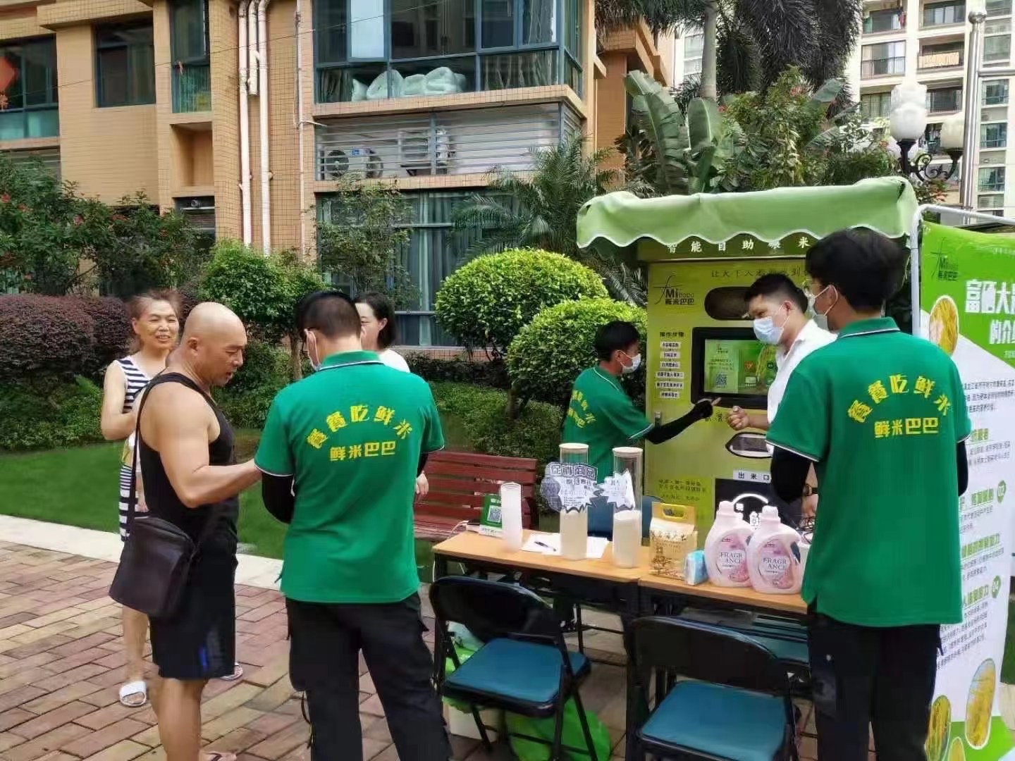 加裝雨棚的東吉智能鮮米機