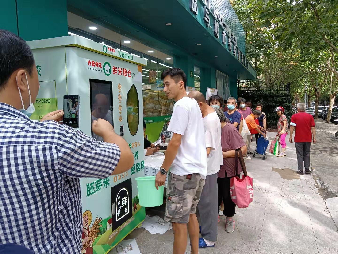 市民驚奇拍攝進駐生鮮超市的東吉智能鮮米機